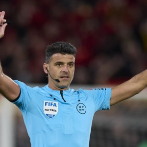 米乐体育官网-45场12红！世体：巴萨是曼萨诺执法生涯染红最多球队，梅西在列